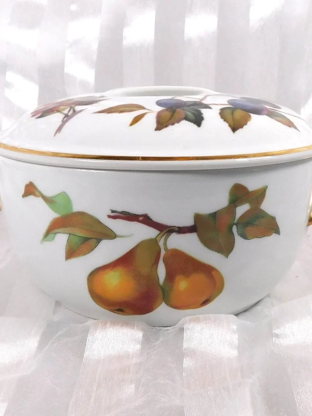 Royal Worcester Round Entrée Dish and Lid in Evesham Gold # 26290
